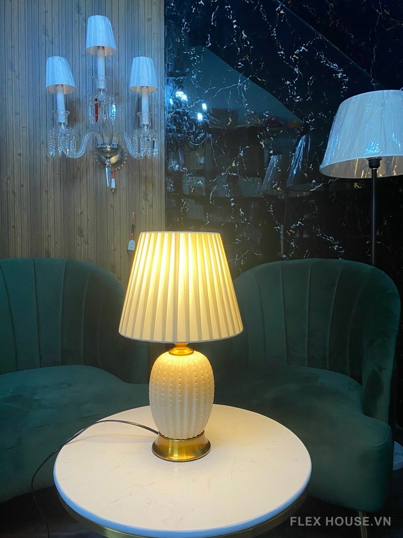 Đèn bàn thân sứ chao vải xếp ly cổ điển DB70