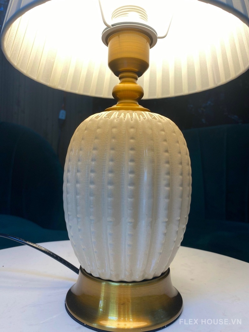 Đèn bàn thân sứ chao vải xếp ly cổ điển DB70