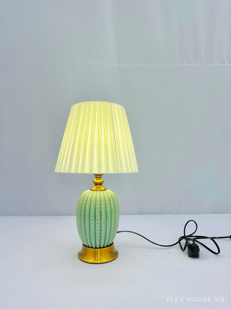 Đèn bàn thân sứ chao vải xếp ly cổ điển DB70