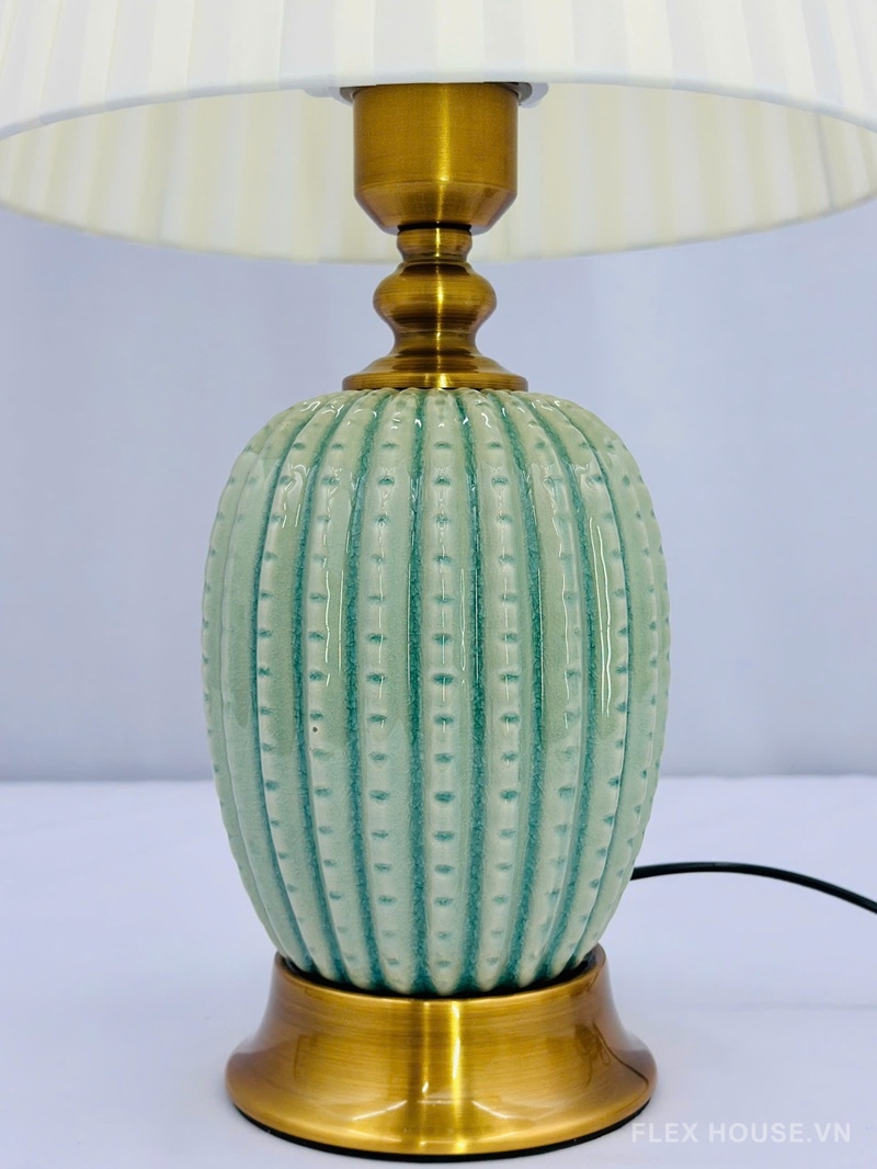 Đèn bàn thân sứ chao vải xếp ly cổ điển DB70