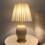 Đèn bàn thân sứ chao vải xếp ly cổ điển DB70