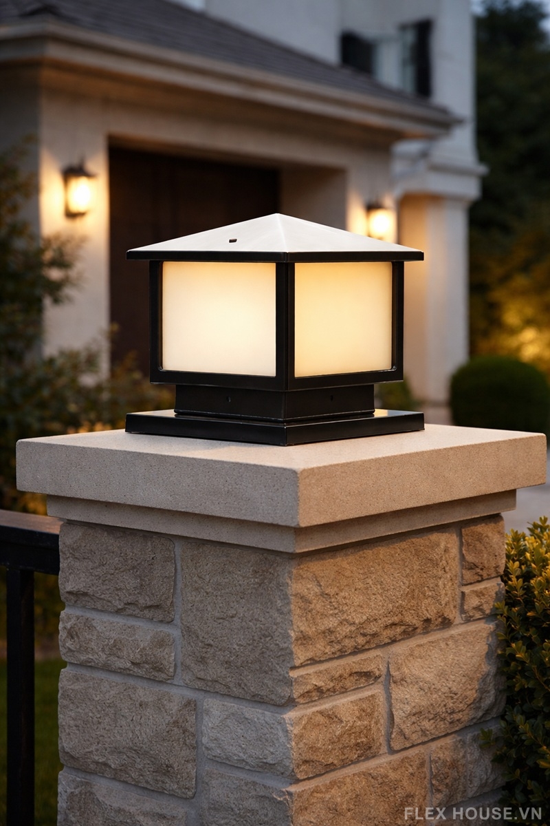 Đèn trụ cổng vuông chao kính khung kim loại DT29T300 1 Đèn trụ cổng vuông chao kính khung kim loại DT29T300