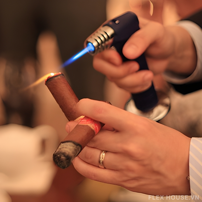 Cách Châm Lửa Xì Gà Không Bị Ám Mùi: Bí Quyết Người Chơi Xì Gà Nên Biết 2 Cách Châm Lửa Xì Gà Không Bị Ám Mùi: Bí Quyết Người Chơi Xì Gà Nên Biết 1
