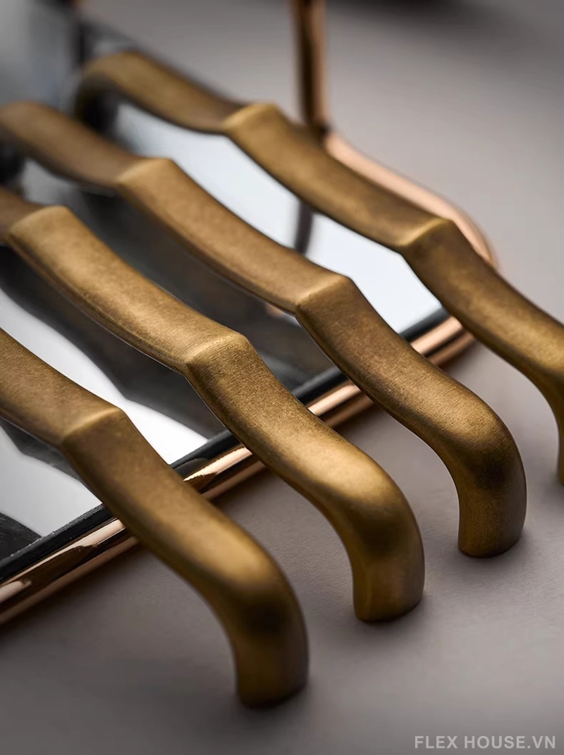 Tay nắm tủ đồng kiểu dáng uốn cong cao cấp LT777 15 Tay nắm tủ đồng kiểu dáng uốn cong cao cấp LT777 19