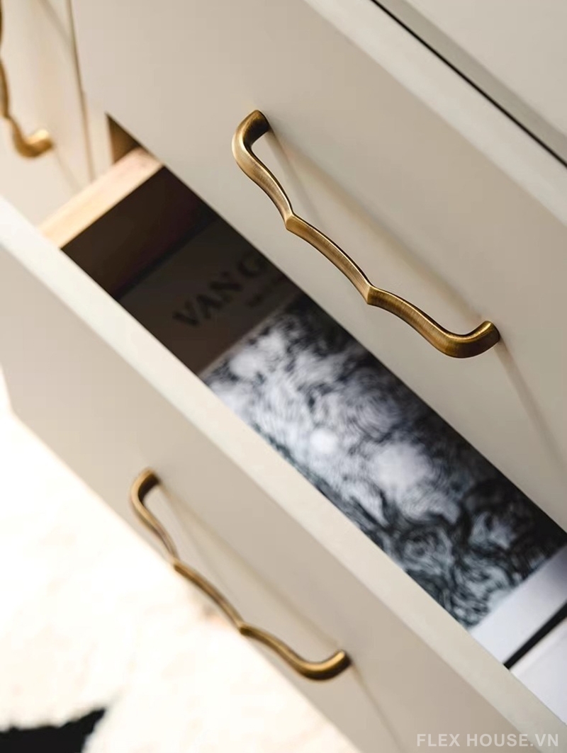 Tay nắm tủ đồng kiểu dáng uốn cong cao cấp LT777 4 Tay nắm tủ đồng kiểu dáng uốn cong cao cấp LT777 8