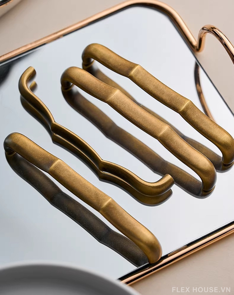 Tay nắm tủ đồng kiểu dáng uốn cong cao cấp LT777 1 Tay nắm tủ đồng kiểu dáng uốn cong cao cấp LT777 5