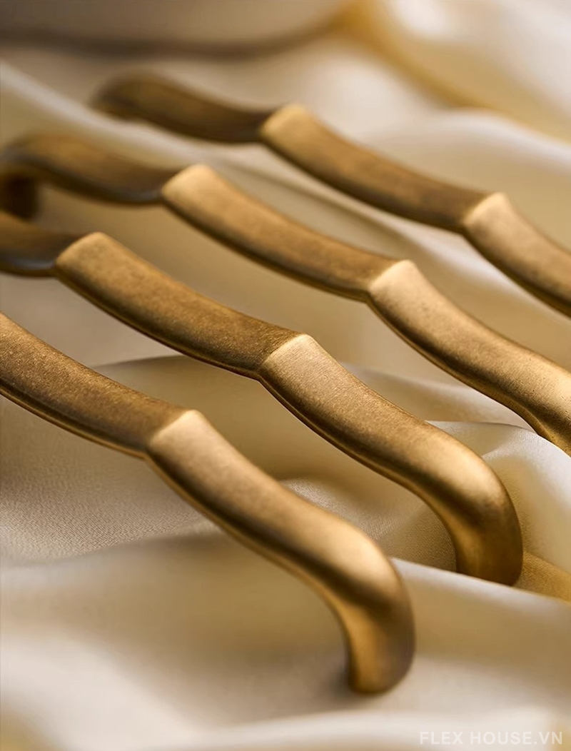 Tay nắm tủ đồng kiểu dáng uốn cong cao cấp LT777 3 Tay nắm tủ đồng kiểu dáng uốn cong cao cấp LT777 7