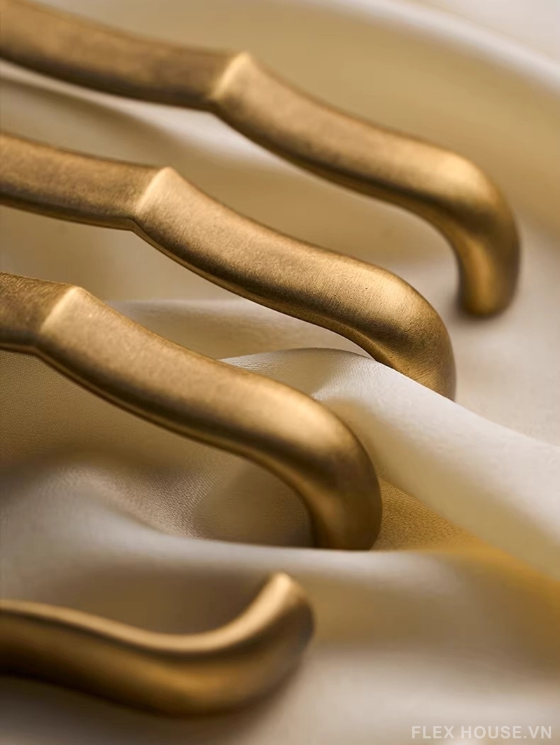 Tay nắm tủ đồng kiểu dáng uốn cong cao cấp LT777 2 Tay nắm tủ đồng kiểu dáng uốn cong cao cấp LT777 6