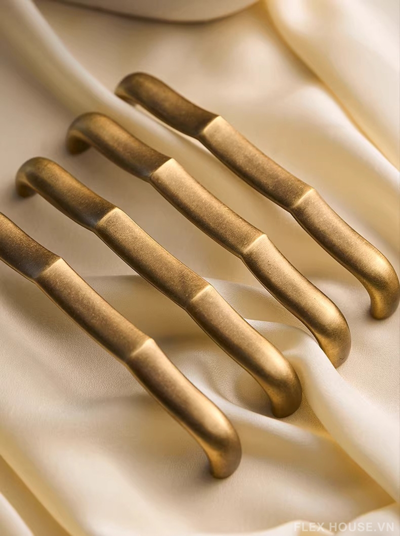 Tay nắm tủ đồng kiểu dáng uốn cong cao cấp LT777 14 Tay nắm tủ đồng kiểu dáng uốn cong cao cấp LT777 18