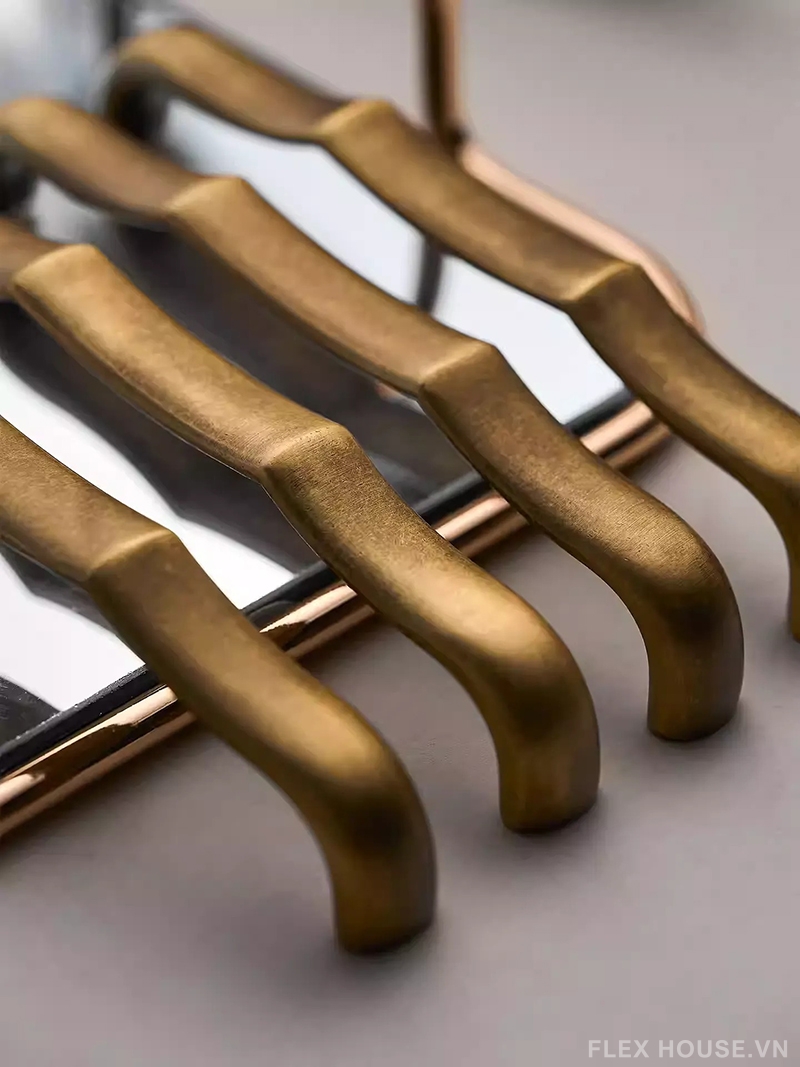 Tay nắm tủ đồng kiểu dáng uốn cong cao cấp LT777 13 Tay nắm tủ đồng kiểu dáng uốn cong cao cấp LT777 17