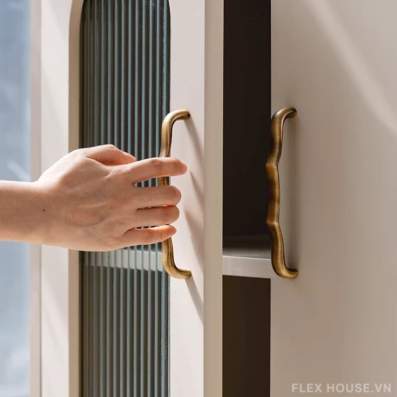 Tay nắm tủ đồng kiểu dáng uốn cong cao cấp LT777 5 Tay nắm tủ đồng kiểu dáng uốn cong cao cấp LT777 9