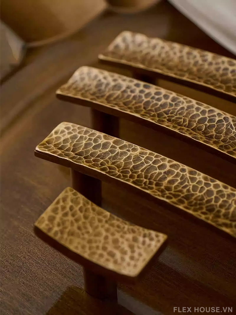 Tay nắm tủ đồng rèn Retro kiểu Pháp DX1312 3 Tay nắm tủ đồng rèn Retro kiểu Pháp DX1312 7