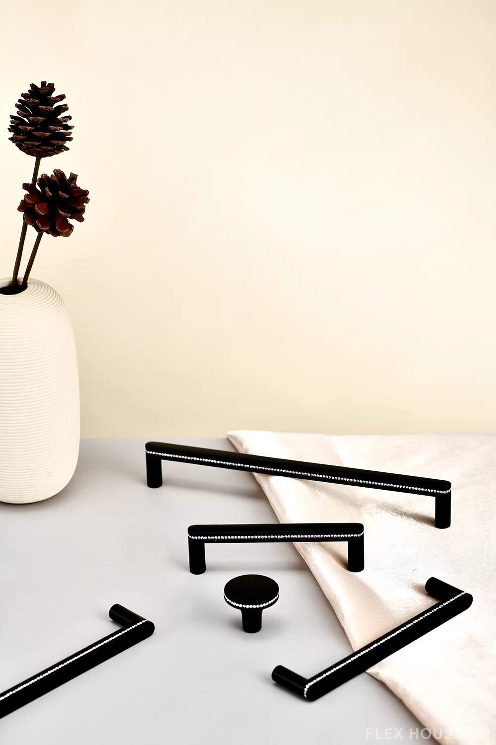 Tay nắm tủ hợp kim đính đá cao cấp JM500BL 1 Tay nắm tủ hợp kim đính đá cao cấp JM500BL 4