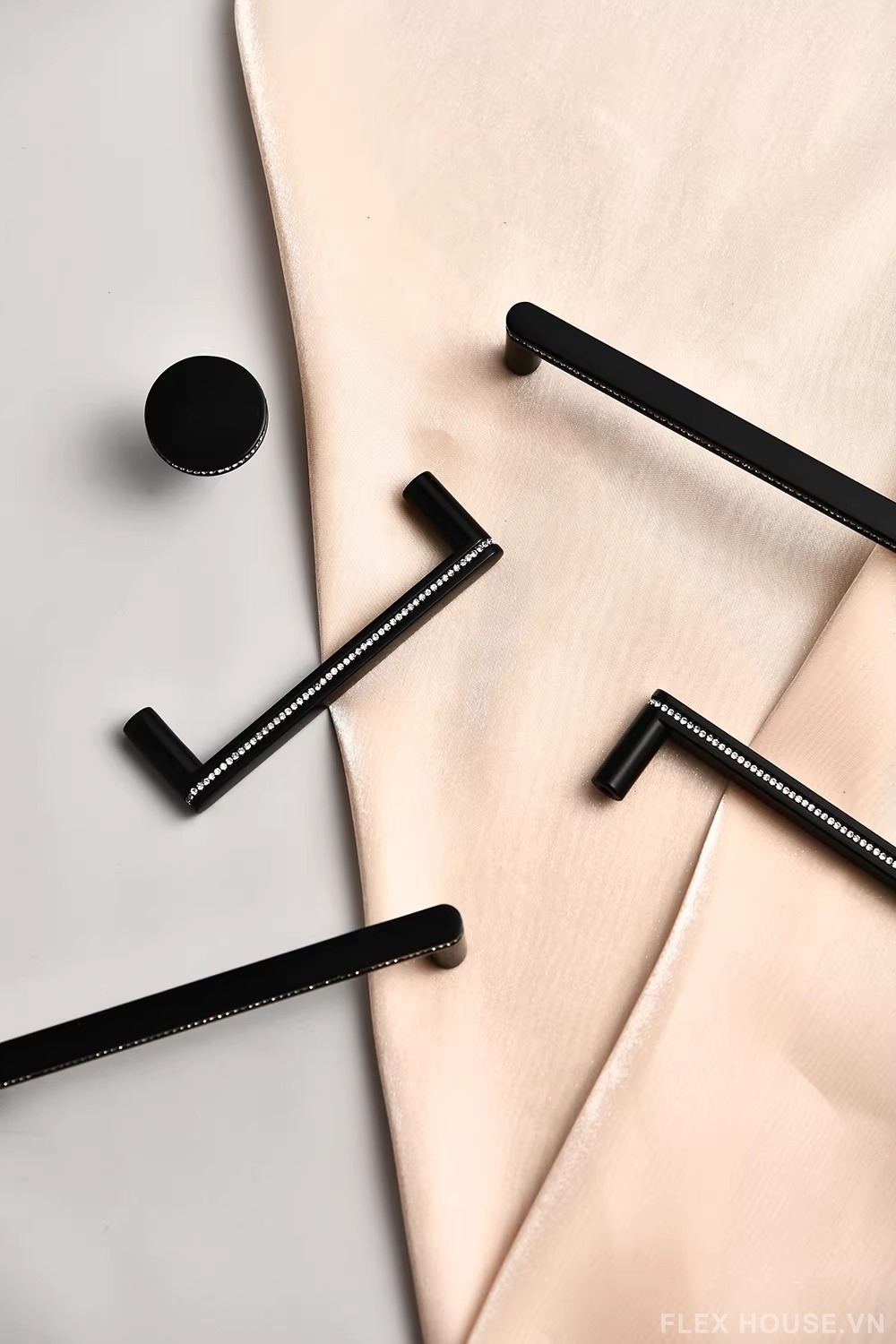 Tay nắm tủ hợp kim đính đá cao cấp JM500BL 2 Tay nắm tủ hợp kim đính đá cao cấp JM500BL 5