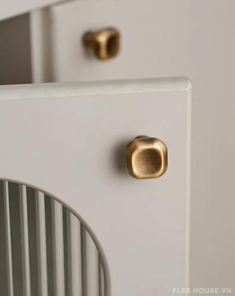 Núm tay nắm tủ đồng khối vuông bo mềm Retro LT9229 7 Núm tay nắm tủ đồng khối vuông bo mềm Retro LT9229 14