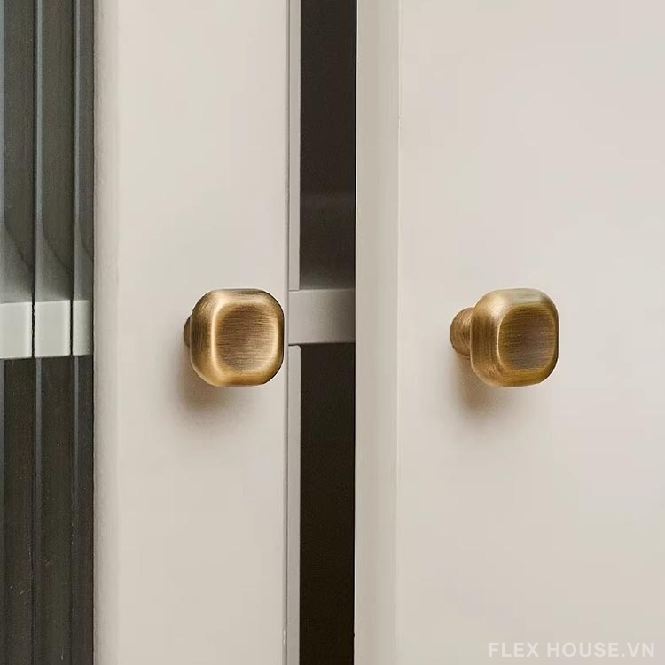 Núm tay nắm tủ đồng khối vuông bo mềm Retro LT9229 6 Núm tay nắm tủ đồng khối vuông bo mềm Retro LT9229 13