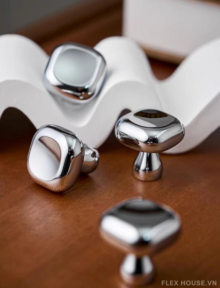 Núm tay nắm tủ đồng mạ chrome khối vuông bo mềm LT6140 2 Núm tay nắm tủ đồng mạ chrome khối vuông bo mềm LT6140 9