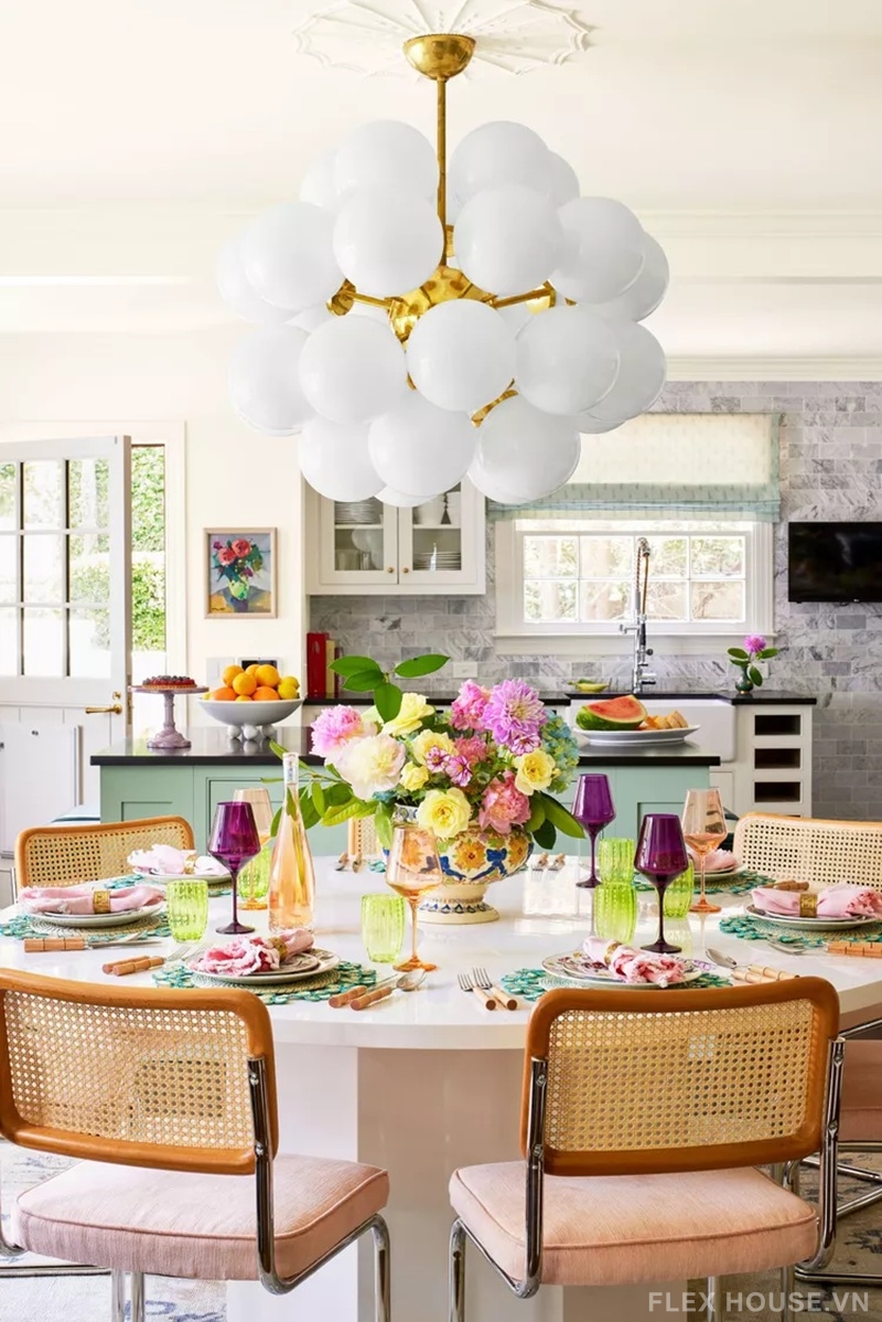 Cẩm nang bố trí đèn phòng bếp đúng cách: tiết kiệm điện mà vẫn sang 3 Chiếc đèn chùm thủy tinh bong bóng Murano của Ý treo phía trên một chiếc bàn sơn mài trắng được thiết kế riêng cho không gian bếp