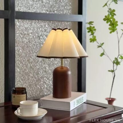 Đèn bàn bằng gỗ phong cách đồng quê Pháp bình dị SLE1908