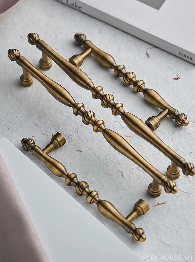 Tay nắm tủ bằng đồng cổ điển kiểu Pháp LT6672 1 Tay nắm tủ bằng đồng cổ điển kiểu Pháp LT6672 5